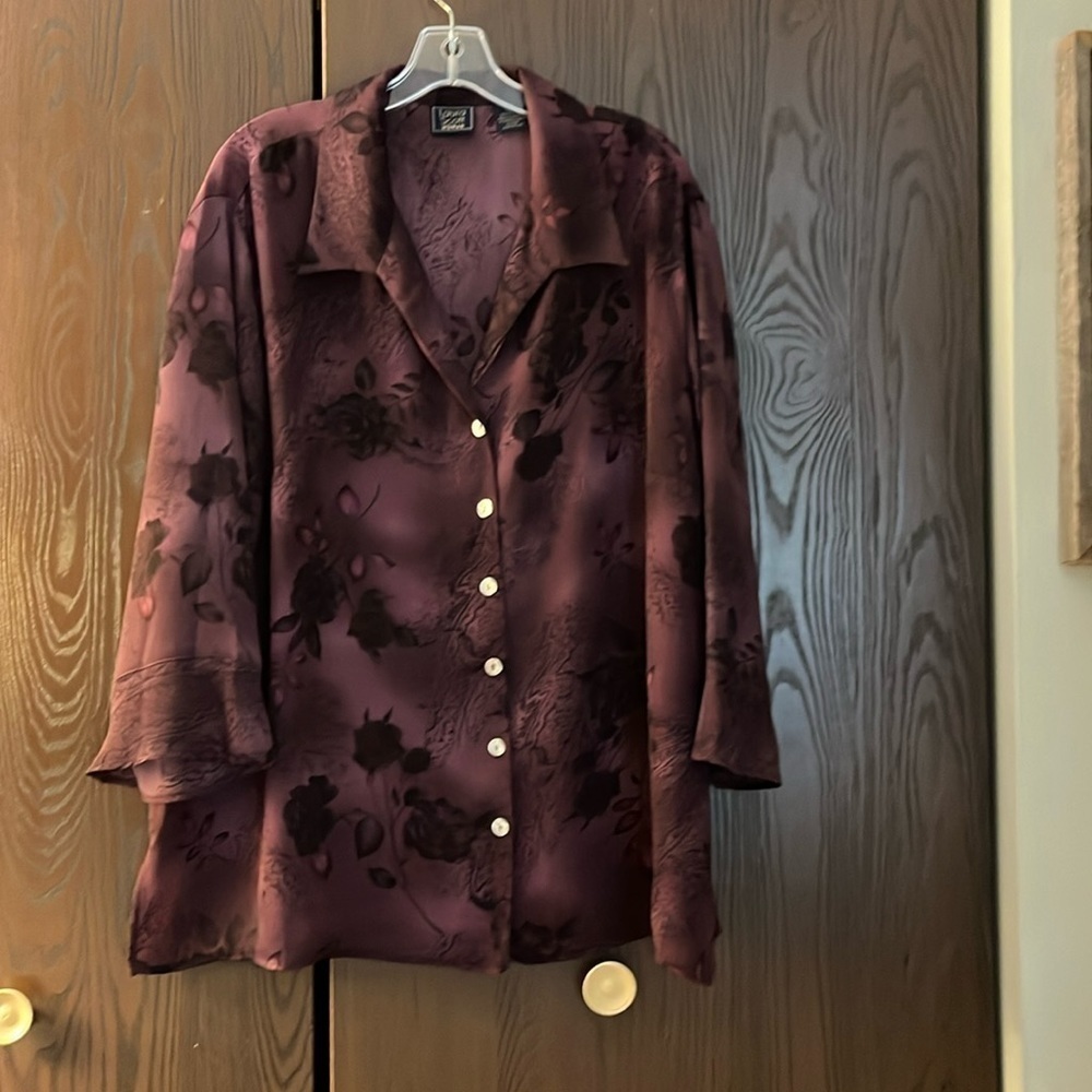 Laura Scott Woman 3/4 sleeved eggplant colored blouse with black roses. Size 26W